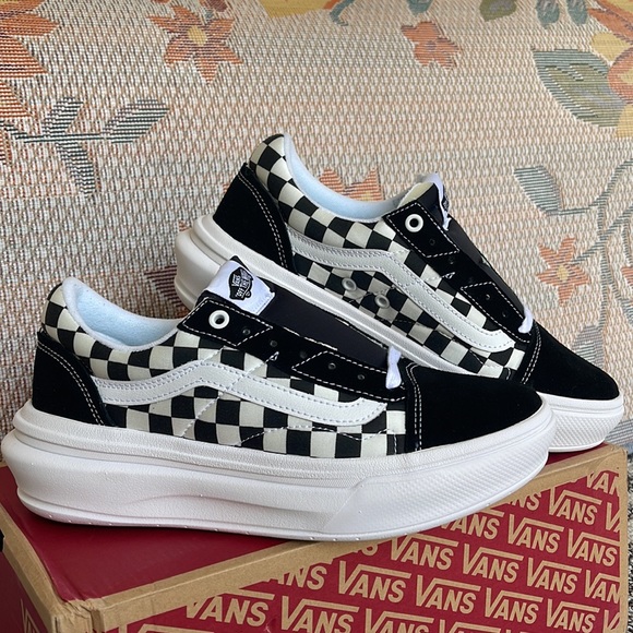 Vans Men’s Old Skool Over
Checkerboard Black/Checker
VN0A7Q5E95Y
Sneakers - Picture 15 of 16